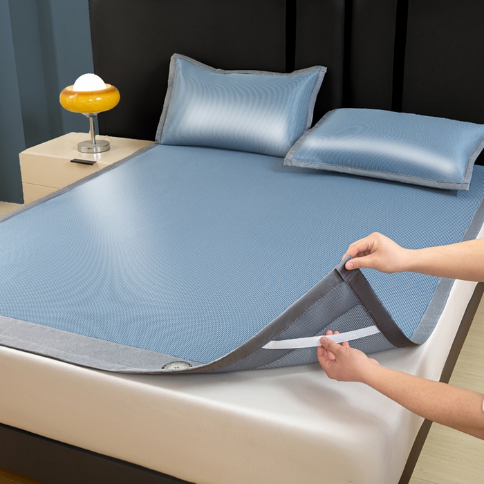 91家纺网 家纺一手货源 找家纺 乐窝家纺仓储 2026新款A类抗菌碳光冰丝席冰藤席床笠款加厚三明治复合凉席三件套学生宿舍两件套 天蓝-床席款