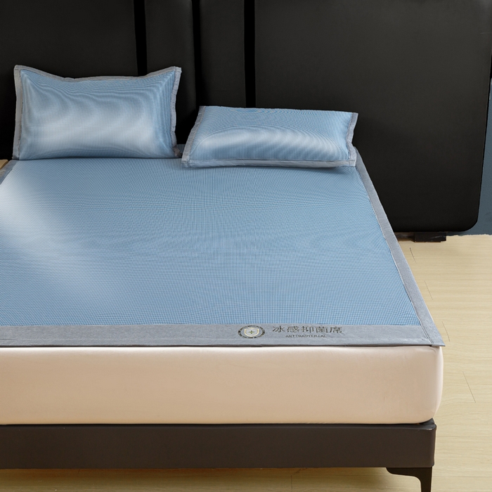 91家纺网 家纺一手货源 找家纺 乐窝家纺仓储 2026新款A类抗菌碳光冰丝席冰藤席床笠款加厚三明治复合凉席三件套学生宿舍两件套 天蓝-床席款