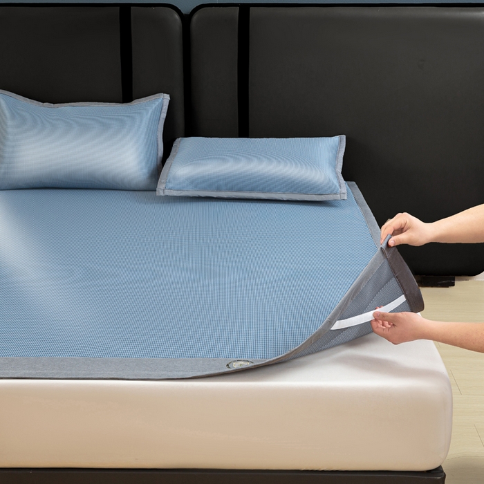 91家纺网 家纺一手货源 找家纺 乐窝家纺仓储 2026新款A类抗菌碳光冰丝席冰藤席床笠款加厚三明治复合凉席三件套学生宿舍两件套 天蓝-床席款