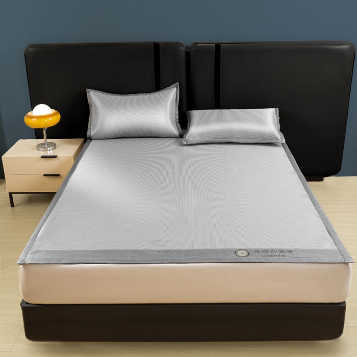 91家纺网 家纺一手货源 找家纺 乐窝家纺仓储 2026新款A类抗菌碳光冰丝席冰藤席床笠款加厚三明治复合凉席三件套学生宿舍两件套 银灰-床席款