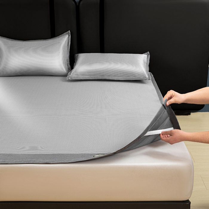 91家纺网 家纺一手货源 找家纺 乐窝家纺仓储 2026新款A类抗菌碳光冰丝席冰藤席床笠款加厚三明治复合凉席三件套学生宿舍两件套 银灰-床席款