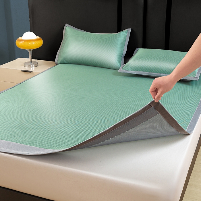 91家纺网 家纺一手货源 找家纺 乐窝家纺仓储 2026新款A类抗菌碳光冰丝席冰藤席床笠款加厚三明治复合凉席三件套学生宿舍两件套 水绿-床席款