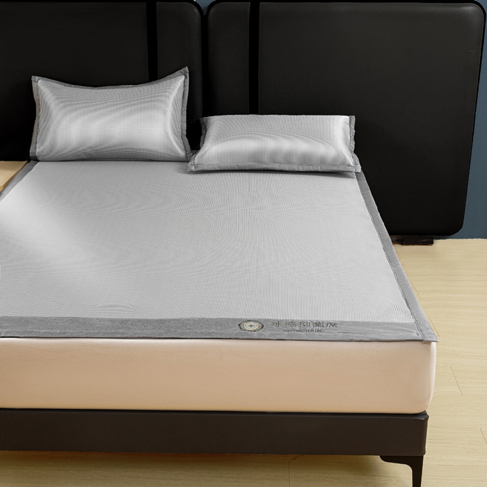 91家纺网 家纺一手货源 找家纺 乐窝家纺仓储 2026新款A类抗菌碳光冰丝席冰藤席床笠款加厚三明治复合凉席三件套学生宿舍两件套 银灰-床席款