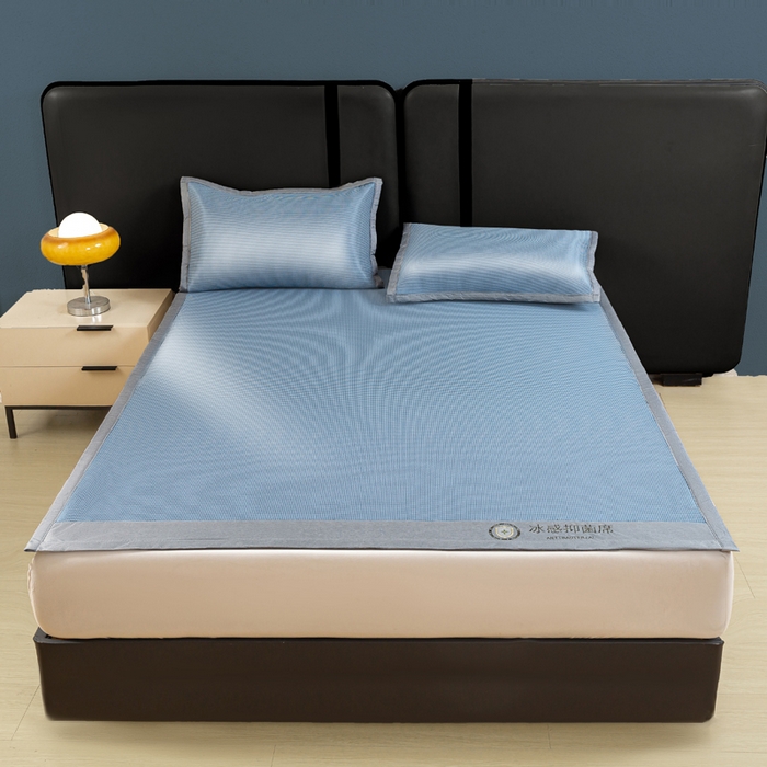 91家纺网 家纺一手货源 找家纺 乐窝家纺仓储 2026新款A类抗菌碳光冰丝席冰藤席床笠款加厚三明治复合凉席三件套学生宿舍两件套 天蓝-床席款