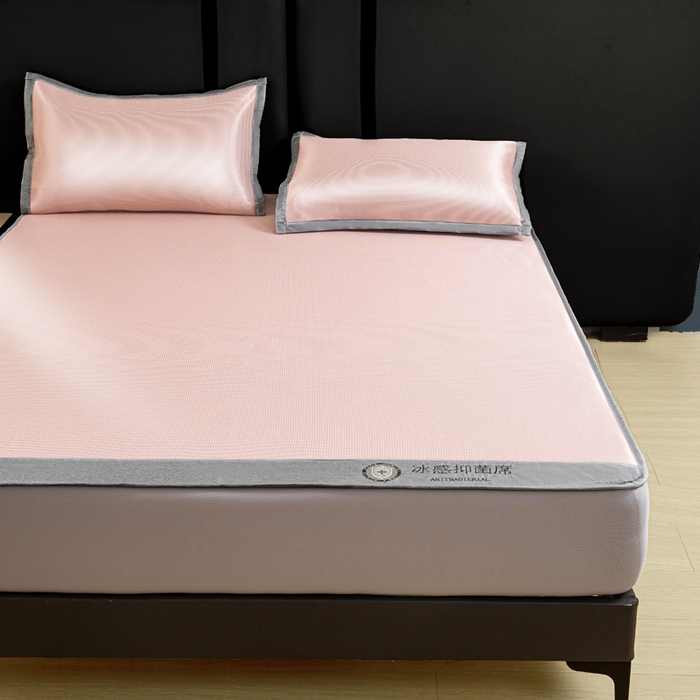 91家纺网 家纺一手货源 找家纺 乐窝家纺仓储 2026新款A类抗菌碳光冰丝席冰藤席床笠款加厚三明治复合凉席三件套学生宿舍两件套 浅粉-床笠款