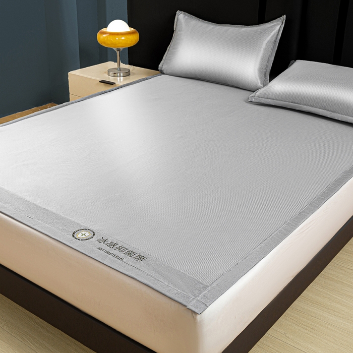 91家纺网 家纺一手货源 找家纺 乐窝家纺仓储 2026新款A类抗菌碳光冰丝席冰藤席床笠款加厚三明治复合凉席三件套学生宿舍两件套 银灰-床席款