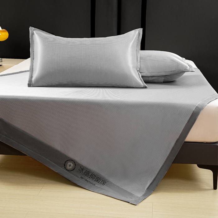 91家纺网 家纺一手货源 找家纺 乐窝家纺仓储 2026新款A类抗菌碳光冰丝席冰藤席床笠款加厚三明治复合凉席三件套学生宿舍两件套 银灰-床席款