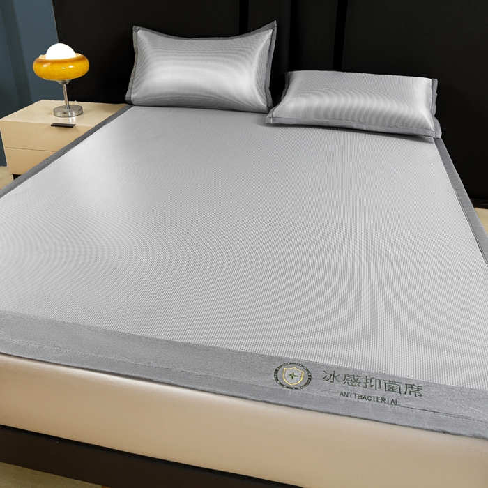 91家纺网 家纺一手货源 找家纺 乐窝家纺仓储 2026新款A类抗菌碳光冰丝席冰藤席床笠款加厚三明治复合凉席三件套学生宿舍两件套 银灰-床席款