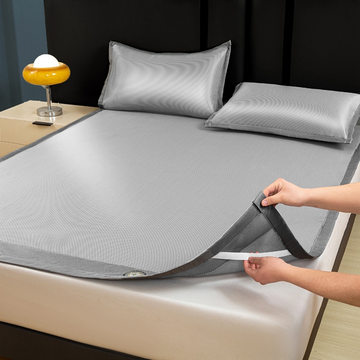 91家纺网 家纺一手货源 找家纺 乐窝家纺仓储 2026新款A类抗菌碳光冰丝席冰藤席床笠款加厚三明治复合凉席三件套学生宿舍两件套 银灰-床席款