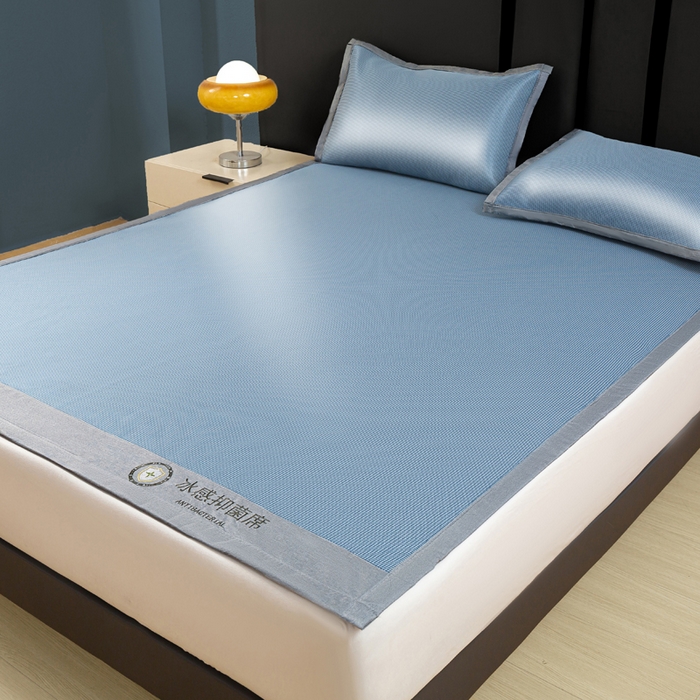 91家纺网 家纺一手货源 找家纺 乐窝家纺仓储 2026新款A类抗菌碳光冰丝席冰藤席床笠款加厚三明治复合凉席三件套学生宿舍两件套 天蓝-床席款