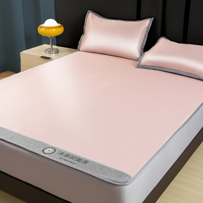 91家纺网 家纺一手货源 找家纺 乐窝家纺仓储 2026新款A类抗菌碳光冰丝席冰藤席床笠款加厚三明治复合凉席三件套学生宿舍两件套 浅粉-床笠款