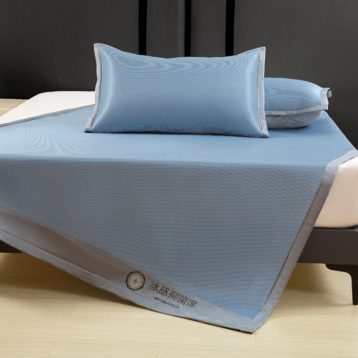 91家纺网 家纺一手货源 找家纺 乐窝家纺仓储 2026新款A类抗菌碳光冰丝席冰藤席床笠款加厚三明治复合凉席三件套学生宿舍两件套 天蓝-床席款