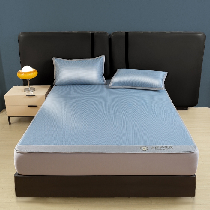 91家纺网 家纺一手货源 找家纺 乐窝家纺仓储 2026新款A类抗菌碳光冰丝席冰藤席床笠款加厚三明治复合凉席三件套学生宿舍两件套 天蓝-床笠款