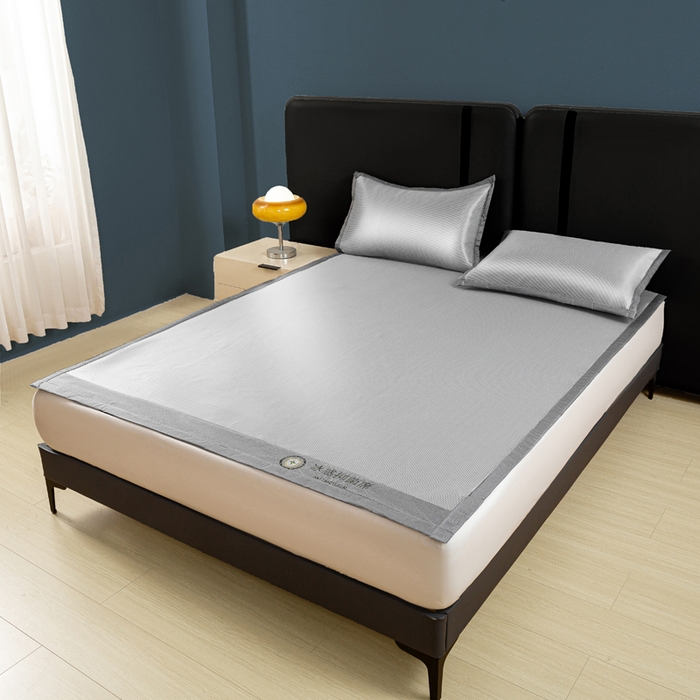 91家纺网 家纺一手货源 找家纺 乐窝家纺仓储 2026新款A类抗菌碳光冰丝席冰藤席床笠款加厚三明治复合凉席三件套学生宿舍两件套 银灰-床席款