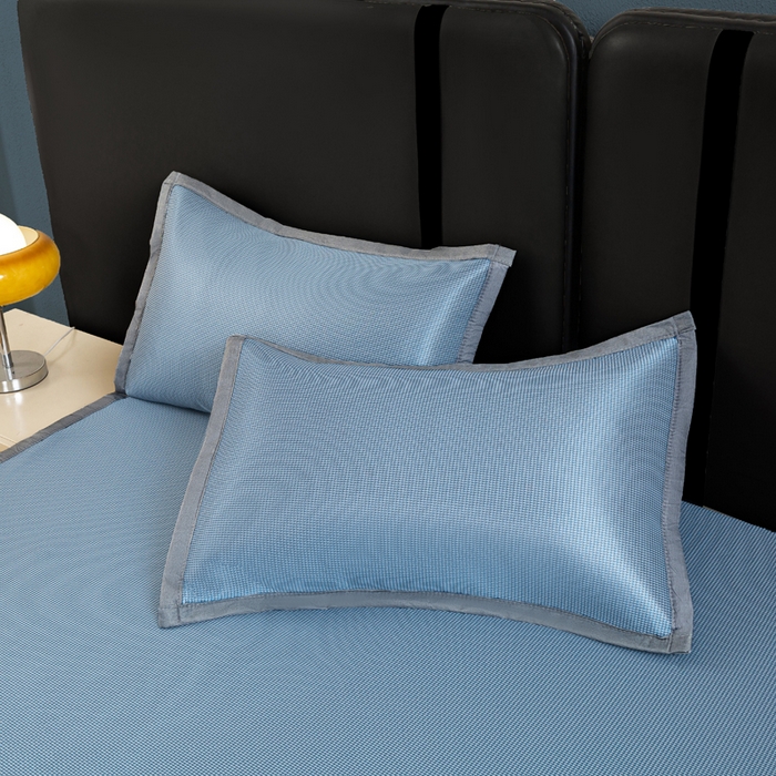 91家纺网 家纺一手货源 找家纺 乐窝家纺仓储 2026新款A类抗菌碳光冰丝席冰藤席床笠款加厚三明治复合凉席三件套学生宿舍两件套 天蓝-床席款