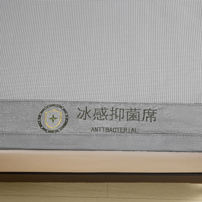 91家纺网 家纺一手货源 找家纺 乐窝家纺仓储 2026新款A类抗菌碳光冰丝席冰藤席床笠款加厚三明治复合凉席三件套学生宿舍两件套 银灰-床席款