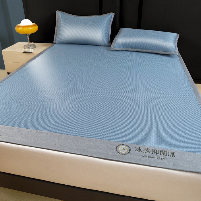 91家纺网 家纺一手货源 找家纺 乐窝家纺仓储 2026新款A类抗菌碳光冰丝席冰藤席床笠款加厚三明治复合凉席三件套学生宿舍两件套 天蓝-床席款