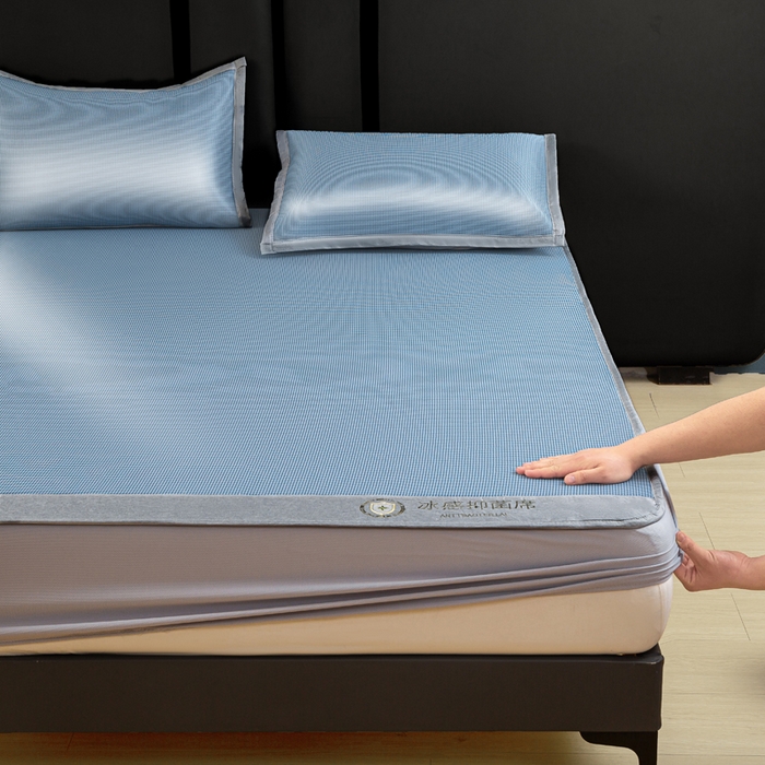 91家纺网 家纺一手货源 找家纺 乐窝家纺仓储 2026新款A类抗菌碳光冰丝席冰藤席床笠款加厚三明治复合凉席三件套学生宿舍两件套 天蓝-床笠款