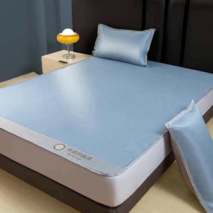 91家纺网 家纺一手货源 找家纺 乐窝家纺仓储 2026新款A类抗菌碳光冰丝席冰藤席床笠款加厚三明治复合凉席三件套学生宿舍两件套 天蓝-床笠款