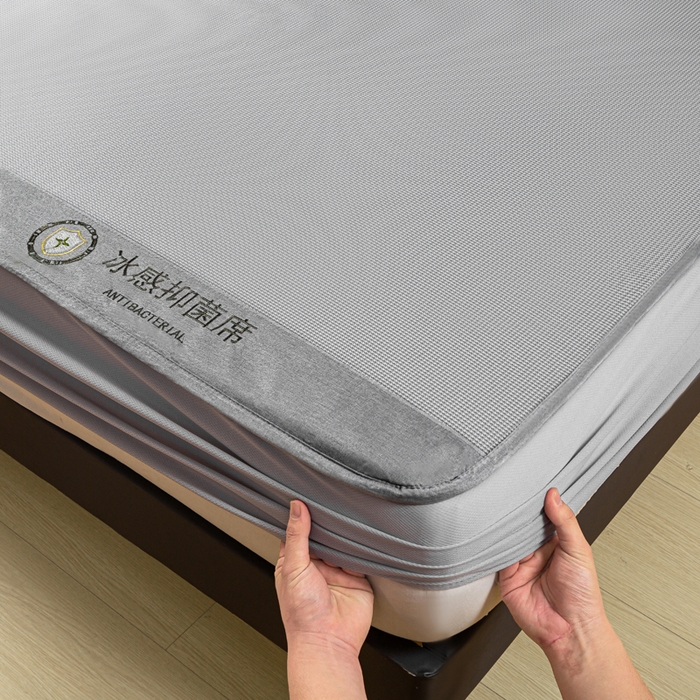 91家纺网 家纺一手货源 找家纺 乐窝家纺仓储 2026新款A类抗菌碳光冰丝席冰藤席床笠款加厚三明治复合凉席三件套学生宿舍两件套 银灰-床笠款