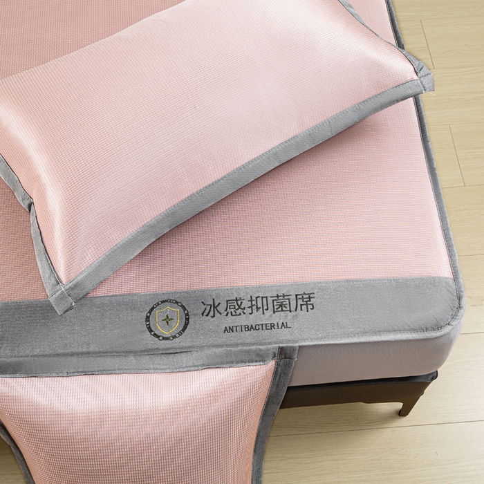 91家纺网 家纺一手货源 找家纺 乐窝家纺仓储 2026新款A类抗菌碳光冰丝席冰藤席床笠款加厚三明治复合凉席三件套学生宿舍两件套 浅粉-床笠款