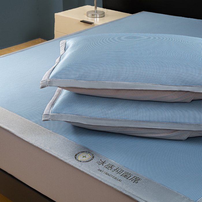 91家纺网 家纺一手货源 找家纺 乐窝家纺仓储 2026新款A类抗菌碳光冰丝席冰藤席床笠款加厚三明治复合凉席三件套学生宿舍两件套 天蓝-床笠款