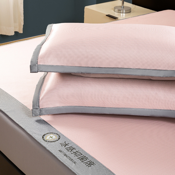 91家纺网 家纺一手货源 找家纺 乐窝家纺仓储 2026新款A类抗菌碳光冰丝席冰藤席床笠款加厚三明治复合凉席三件套学生宿舍两件套 浅粉-床笠款
