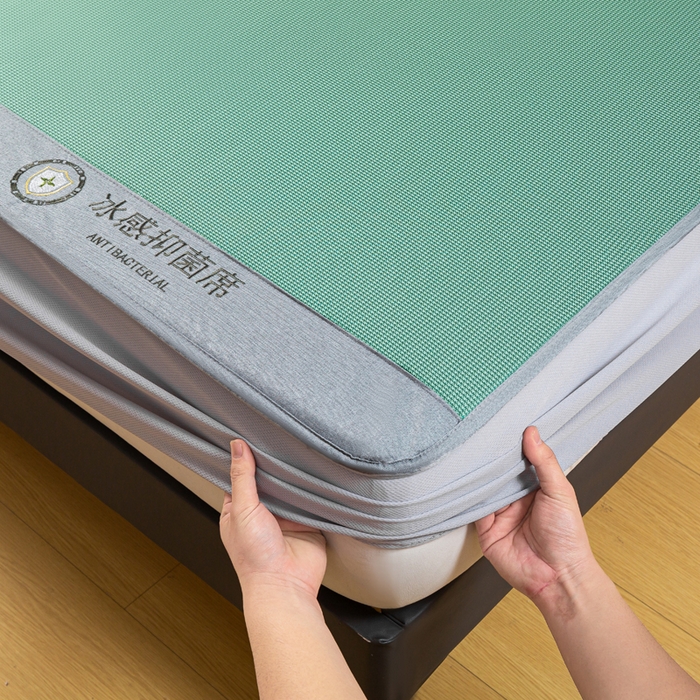91家纺网 家纺一手货源 找家纺 乐窝家纺仓储 2026新款A类抗菌碳光冰丝席冰藤席床笠款加厚三明治复合凉席三件套学生宿舍两件套 水绿-床笠款