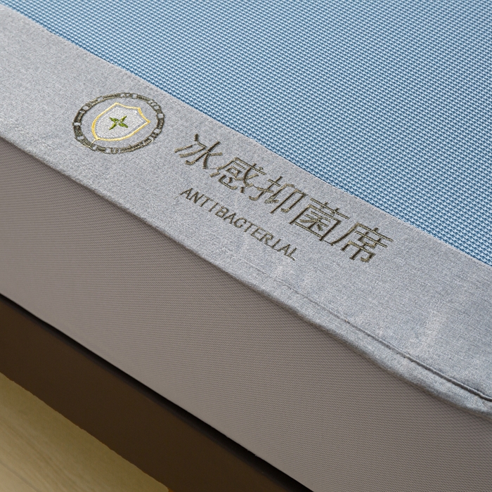 91家纺网 家纺一手货源 找家纺 乐窝家纺仓储 2026新款A类抗菌碳光冰丝席冰藤席床笠款加厚三明治复合凉席三件套学生宿舍两件套 天蓝-床笠款