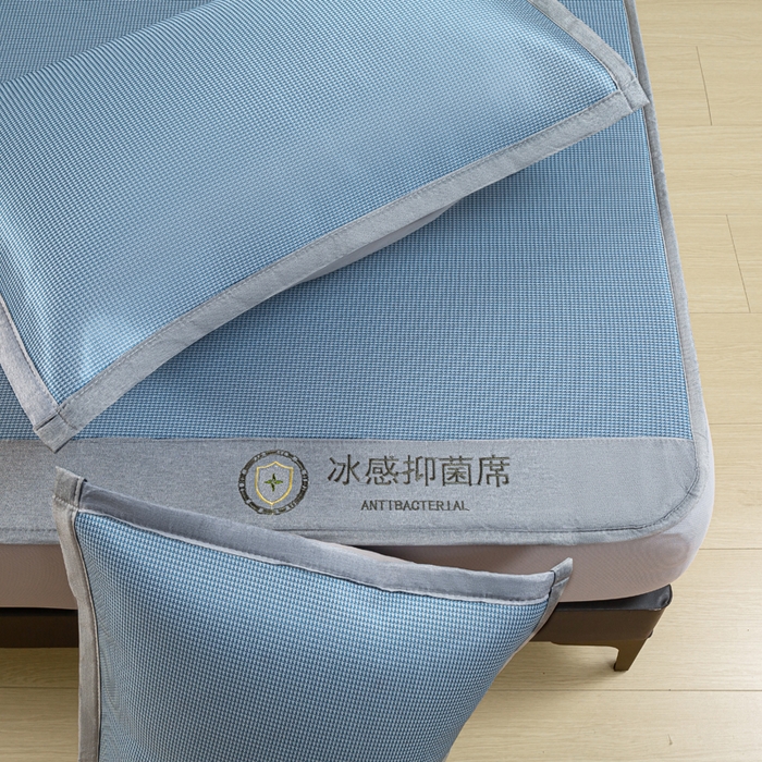 91家纺网 家纺一手货源 找家纺 乐窝家纺仓储 2026新款A类抗菌碳光冰丝席冰藤席床笠款加厚三明治复合凉席三件套学生宿舍两件套 天蓝-床笠款