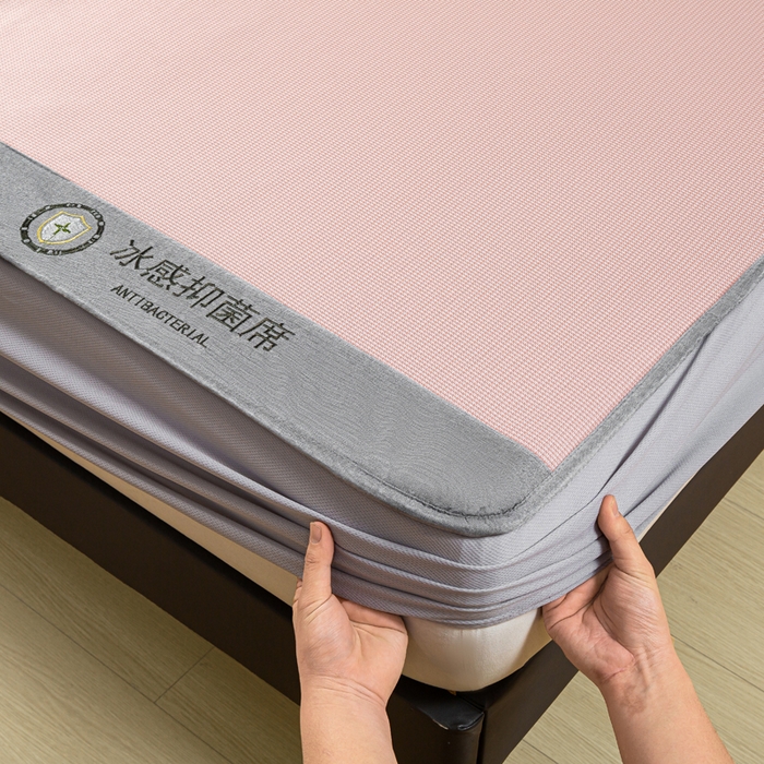 91家纺网 家纺一手货源 找家纺 乐窝家纺仓储 2026新款A类抗菌碳光冰丝席冰藤席床笠款加厚三明治复合凉席三件套学生宿舍两件套 浅粉-床笠款