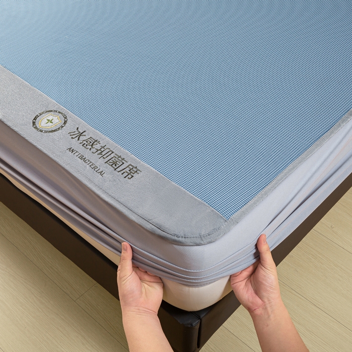 91家纺网 家纺一手货源 找家纺 乐窝家纺仓储 2026新款A类抗菌碳光冰丝席冰藤席床笠款加厚三明治复合凉席三件套学生宿舍两件套 天蓝-床笠款