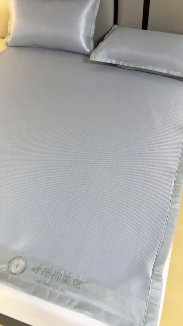 91家纺网 家纺一手货源 找家纺 乐窝家纺仓储 2026新款A类抗菌碳光冰丝席冰藤席床笠款加厚三明治复合凉席三件套学生宿舍两件套 银灰-床席款