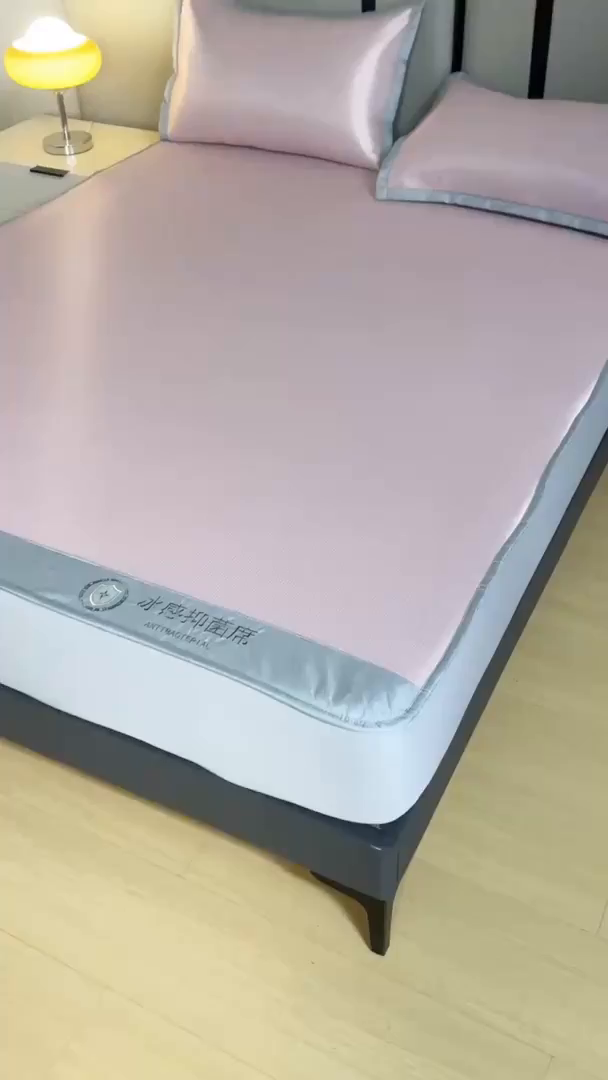 91家纺网 家纺一手货源 找家纺 乐窝家纺仓储 2026新款A类抗菌碳光冰丝席冰藤席床笠款加厚三明治复合凉席三件套学生宿舍两件套 浅粉-床笠款