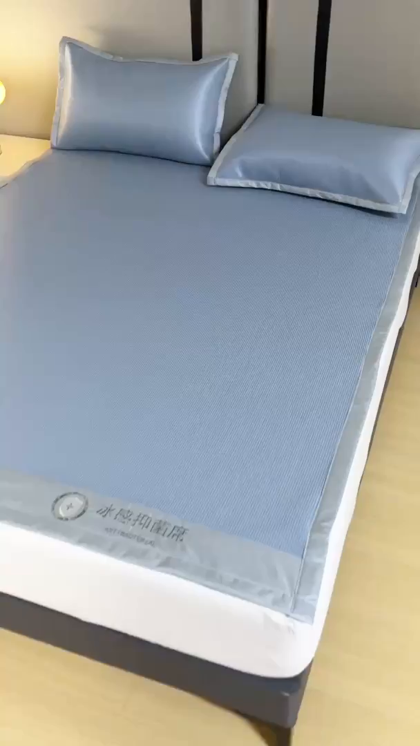 91家纺网 家纺一手货源 找家纺 乐窝家纺仓储 2026新款A类抗菌碳光冰丝席冰藤席床笠款加厚三明治复合凉席三件套学生宿舍两件套 天蓝-床席款