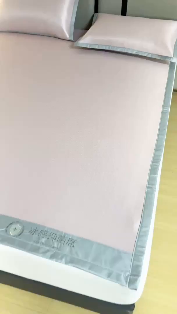 91家纺网 家纺一手货源 找家纺 乐窝家纺仓储 2026新款A类抗菌碳光冰丝席冰藤席床笠款加厚三明治复合凉席三件套学生宿舍两件套 浅粉-床席款