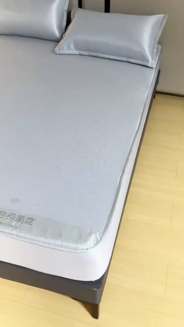 91家纺网 家纺一手货源 找家纺 乐窝家纺仓储 2026新款A类抗菌碳光冰丝席冰藤席床笠款加厚三明治复合凉席三件套学生宿舍两件套 银灰-床笠款