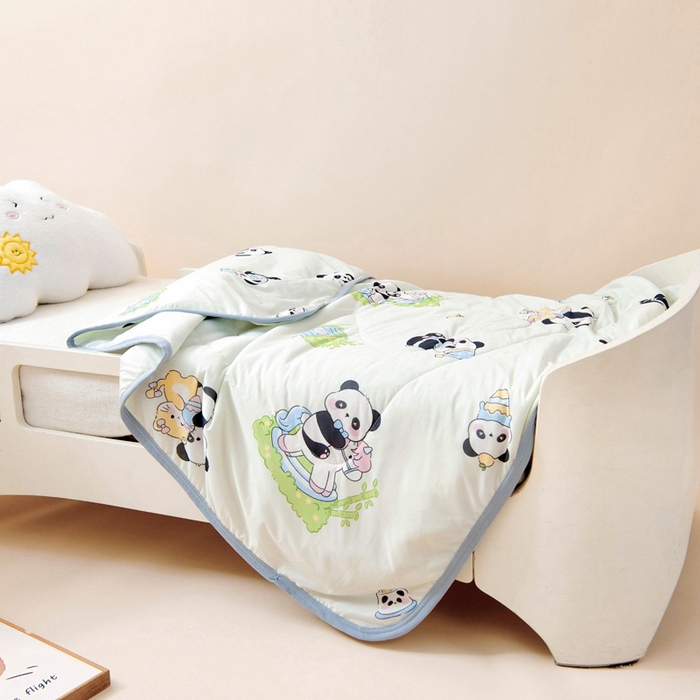 91家纺网 家纺一手货源 找家纺 鱼宝 2026春夏新款数码印花儿童凉感丝夏被夏凉被空调被 花园熊猫