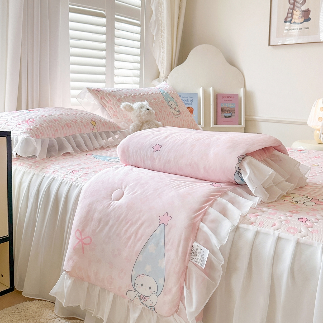 91家纺网 家纺一手货源 找家纺 慕澄2026新款小版印花床裙款乳胶凉席凉感丝夏被四件套 小精灵