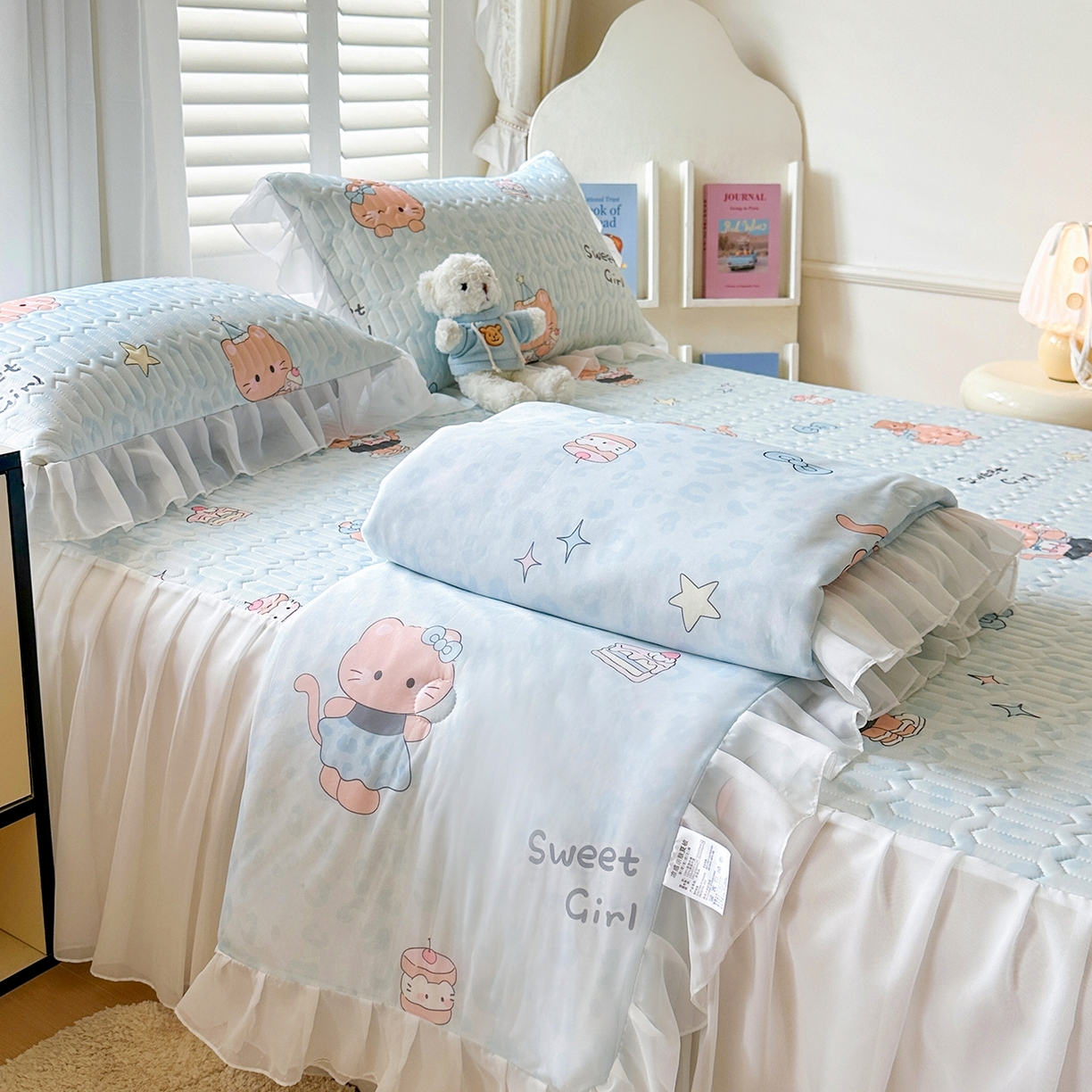 91家纺网 家纺一手货源 找家纺 慕澄2026新款小版印花床裙款乳胶凉席凉感丝夏被四件套 小猫茶话会