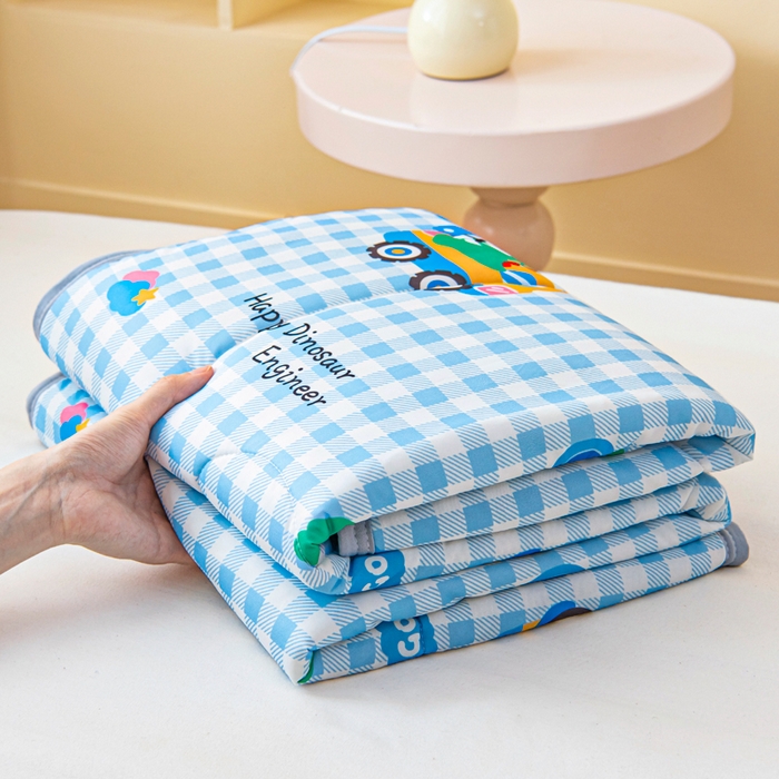 91家纺网 家纺一手货源 找家纺 鱼宝 2026春夏新款数码印花儿童凉感丝夏被夏凉被空调被 恐龙车队