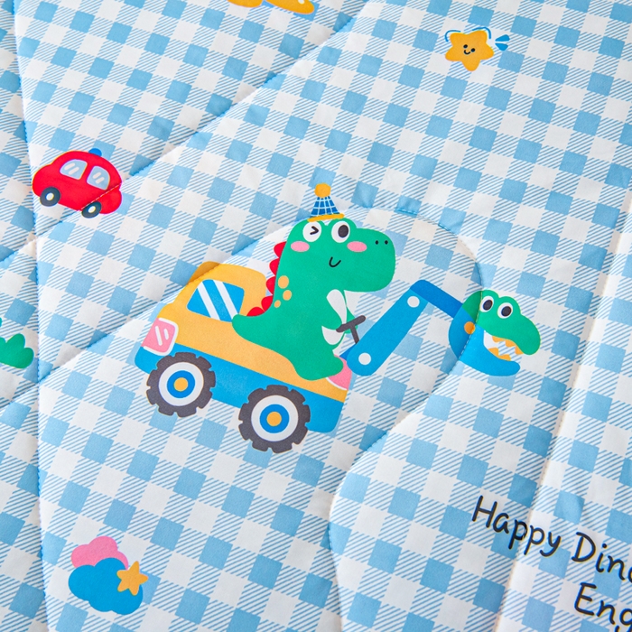 91家纺网 家纺一手货源 找家纺 鱼宝 2026春夏新款数码印花儿童凉感丝夏被夏凉被空调被 恐龙车队