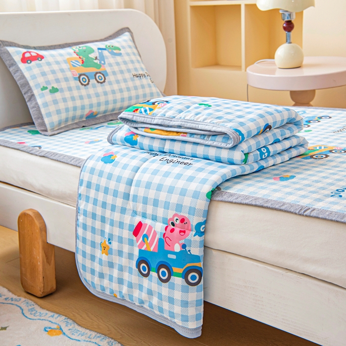 91家纺网 家纺一手货源 找家纺 鱼宝 2026春夏新款数码印花儿童凉感丝夏被夏凉被空调被 恐龙车队