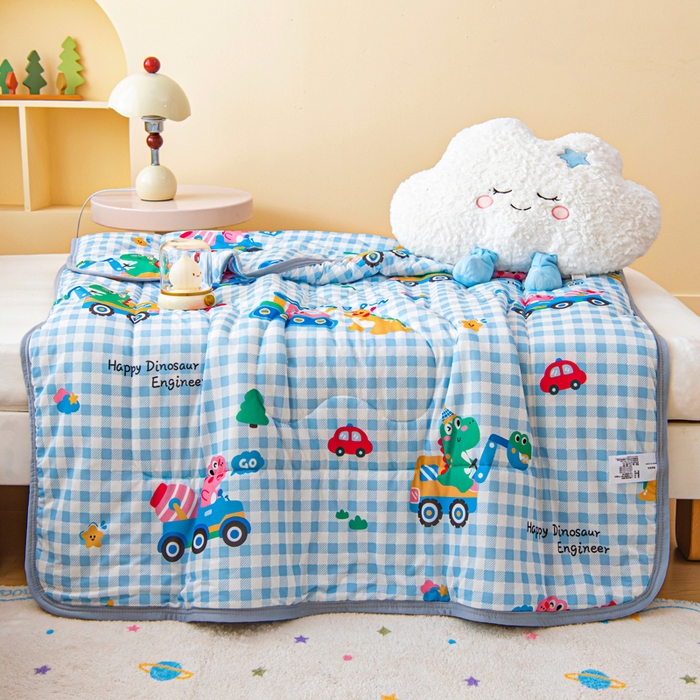 91家纺网 家纺一手货源 找家纺 鱼宝 2026春夏新款数码印花儿童凉感丝夏被夏凉被空调被 恐龙车队