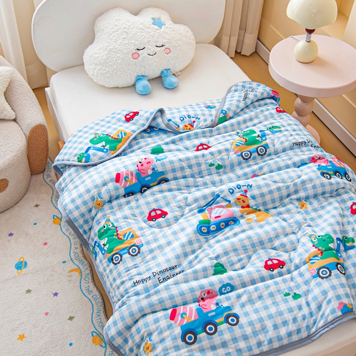 91家纺网 家纺一手货源 找家纺 鱼宝 2026春夏新款数码印花儿童凉感丝夏被夏凉被空调被 恐龙车队