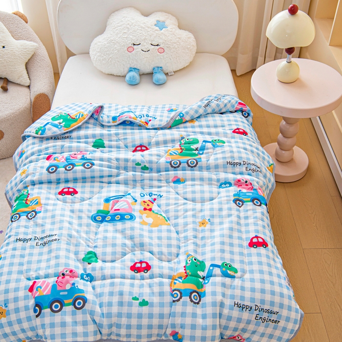 91家纺网 家纺一手货源 找家纺 鱼宝 2026春夏新款数码印花儿童凉感丝夏被夏凉被空调被 恐龙车队