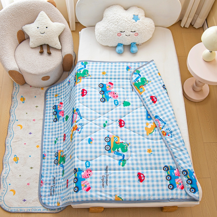 91家纺网 家纺一手货源 找家纺 鱼宝 2026春夏新款数码印花儿童凉感丝夏被夏凉被空调被 恐龙车队