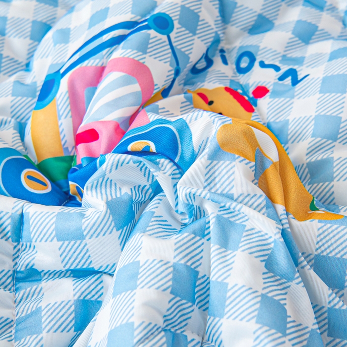 91家纺网 家纺一手货源 找家纺 鱼宝 2026春夏新款数码印花儿童凉感丝夏被夏凉被空调被 恐龙车队