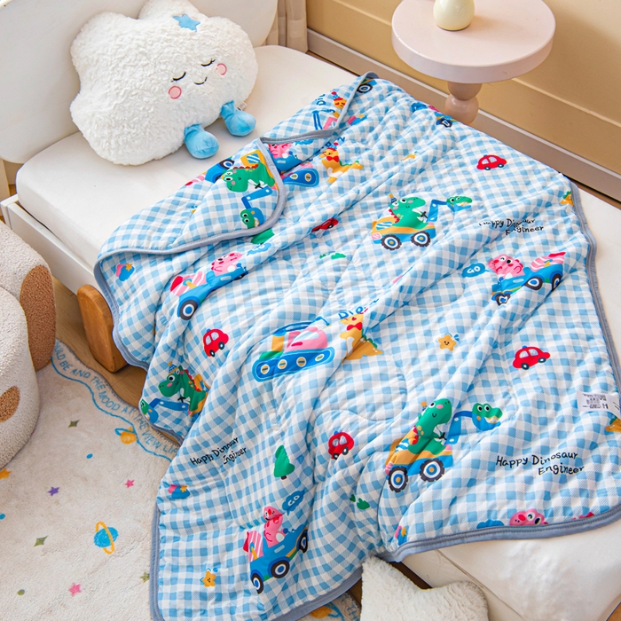 91家纺网 家纺一手货源 找家纺 鱼宝 2026春夏新款数码印花儿童凉感丝夏被夏凉被空调被 恐龙车队