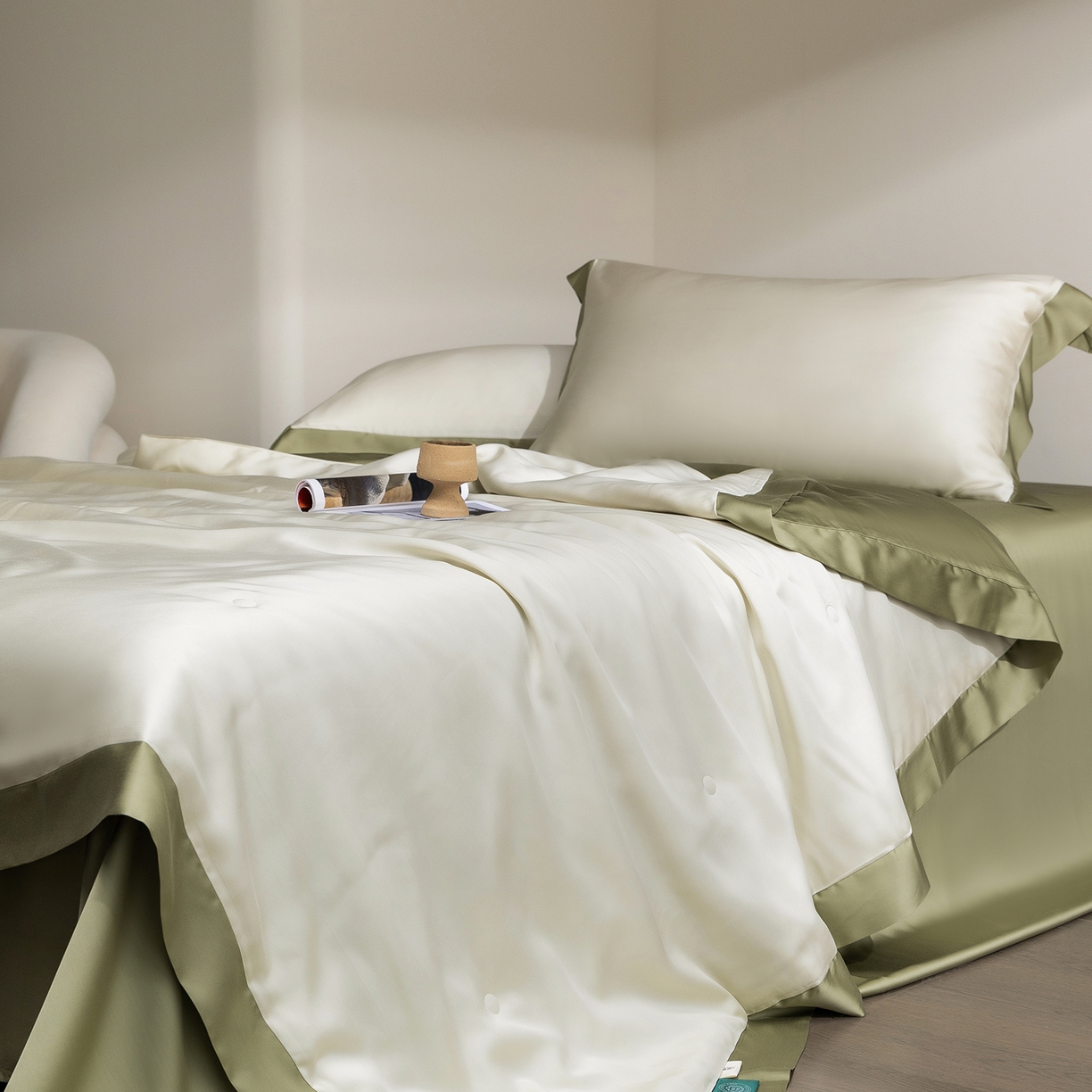 91家纺网 家纺一手货源 找家纺 佳汐蓝家纺 2026新款进口奥地利兰精天丝丝颜悦色-夏被四件套 瓷器绿